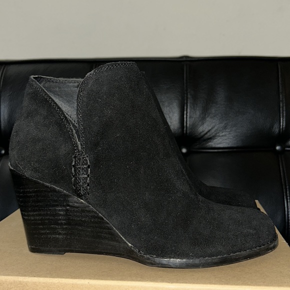 Lucky Brand Yimme Suede Wedge Bootie Black 8.5M 3.25” Wedge New - Picture 2 of 7